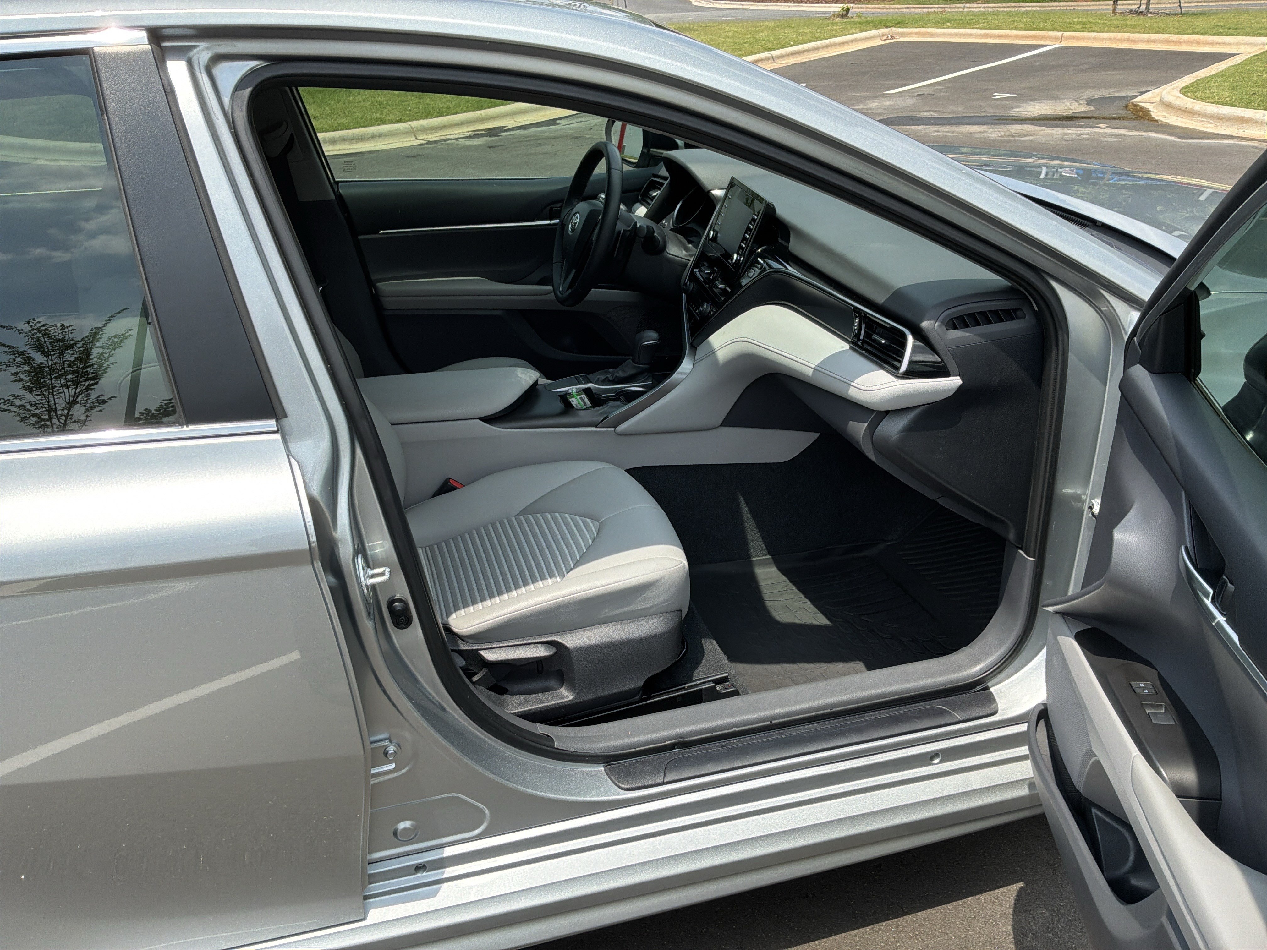 Used 2023 Toyota Camry SE w/ Convenience Package FWD image 32