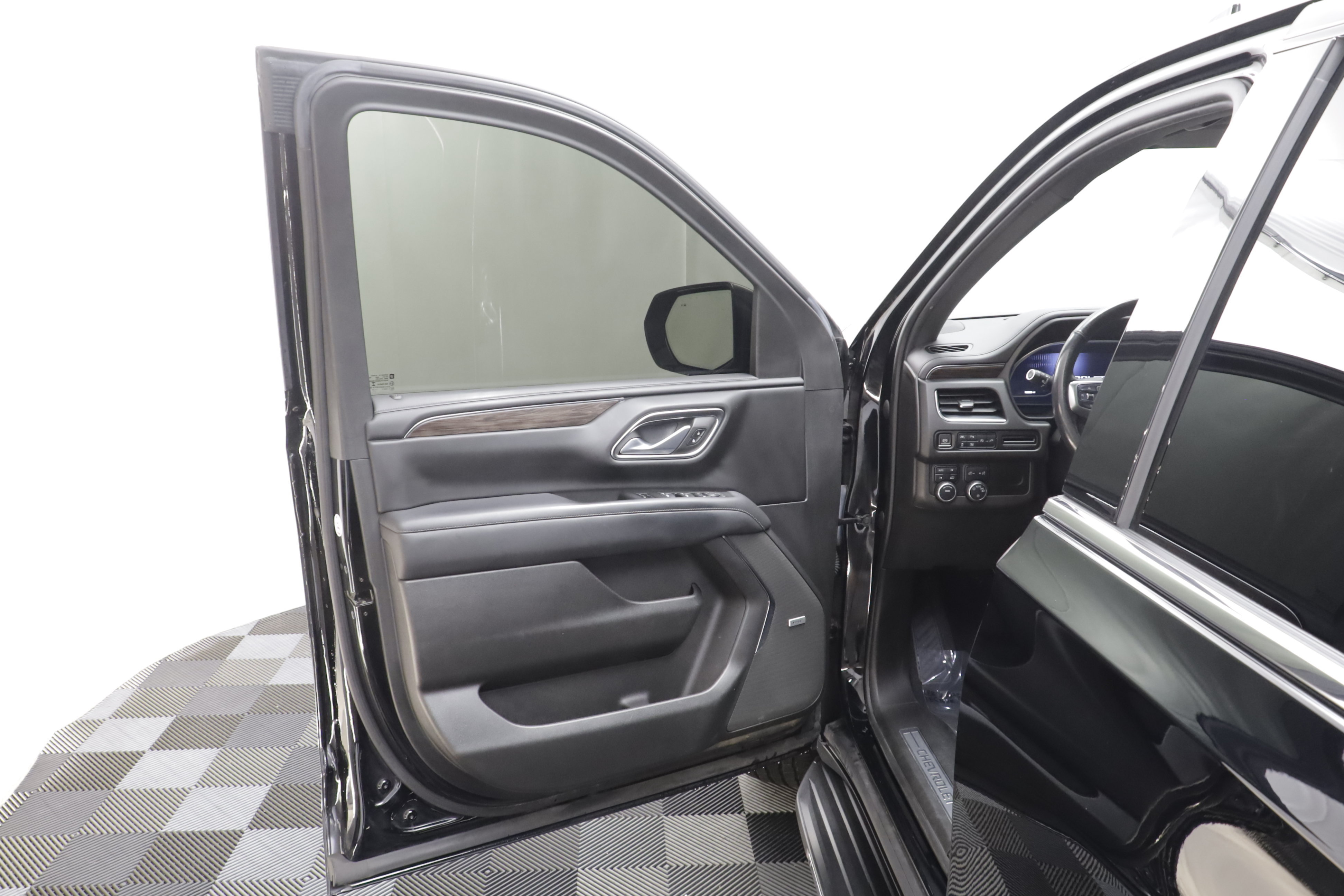 Used 2022 Chevrolet Suburban LT w/ LT Signature Plus Package AWD/4WD image 5