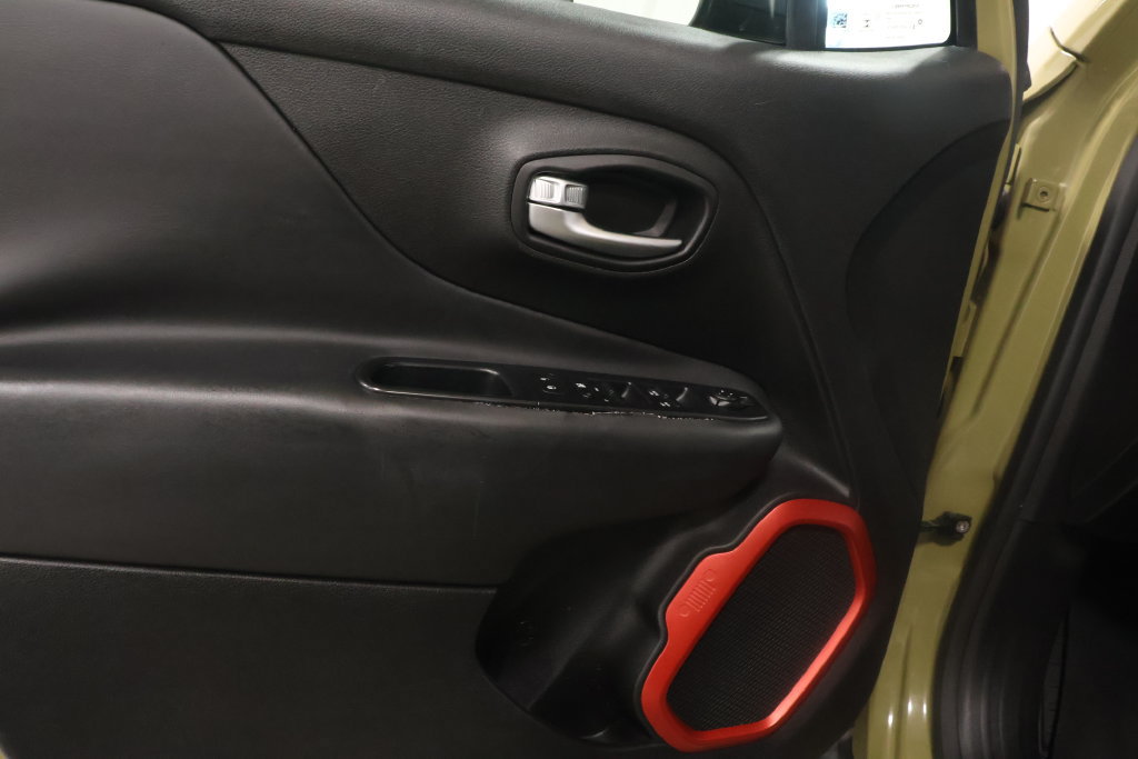Used 2015 Jeep Renegade Trailhawk AWD/4WD image 20
