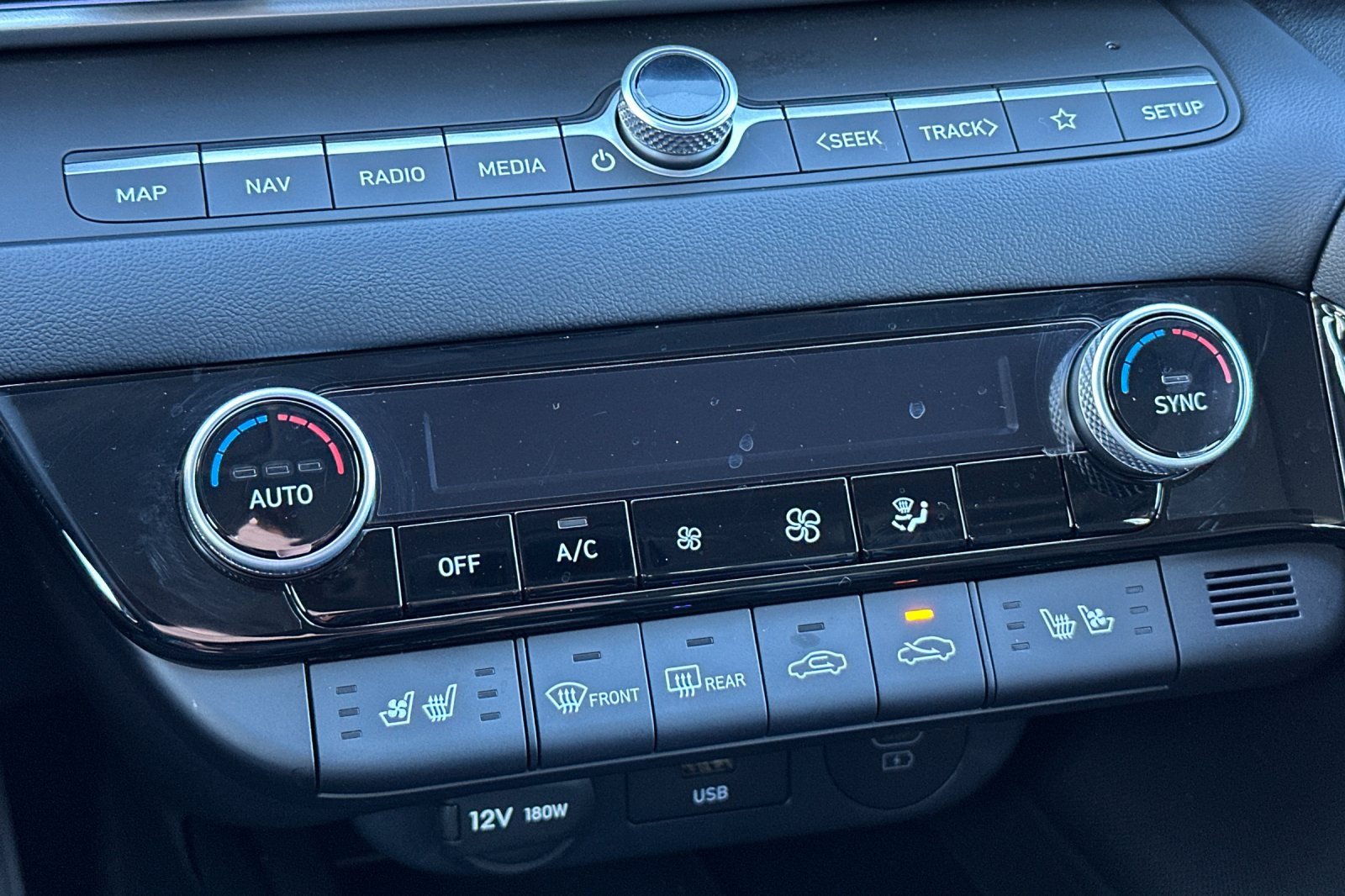 Used 2025 Hyundai Elantra Limited image 24