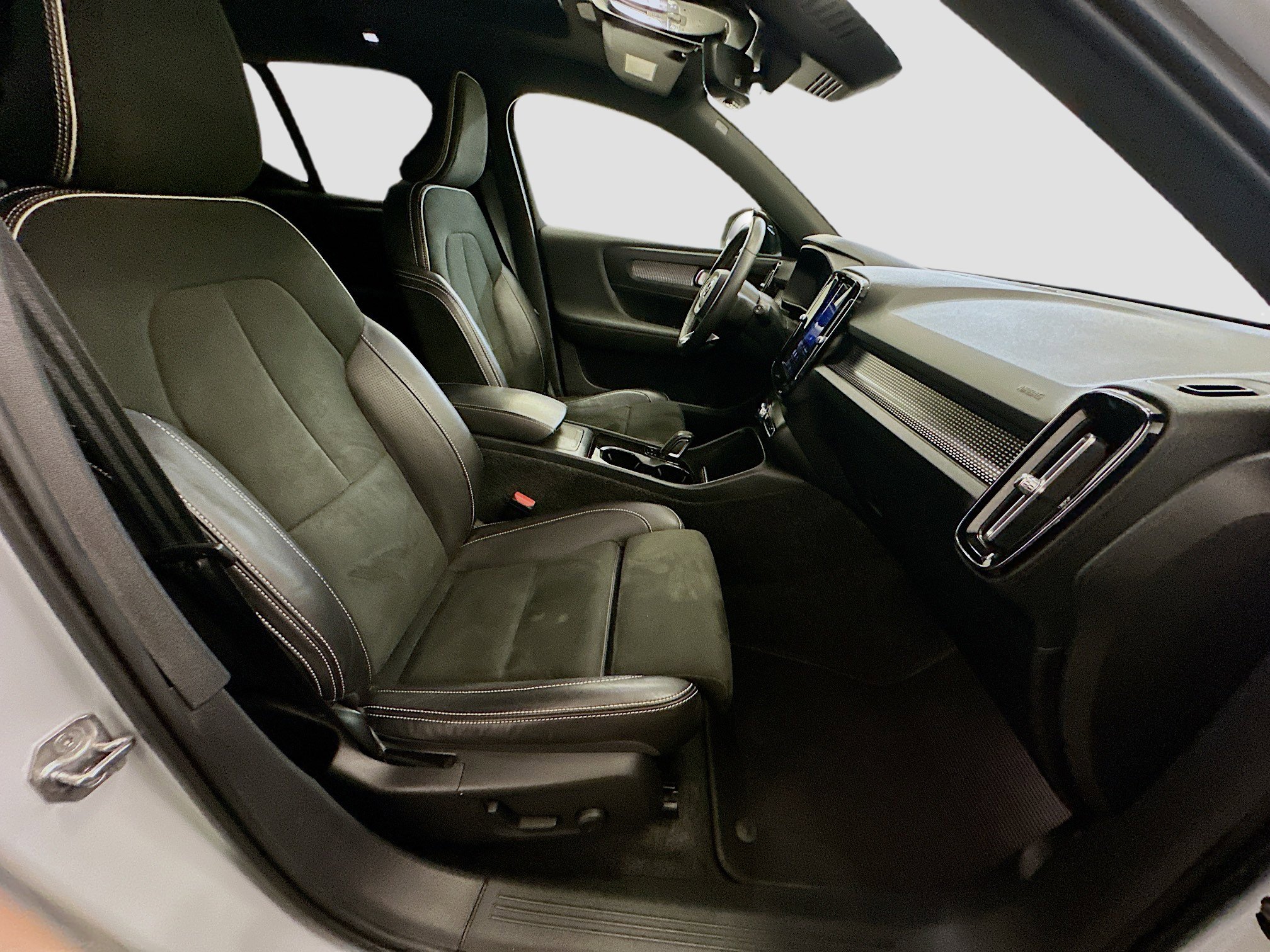 Used 2021 Volvo XC40 P8 Recharge image 34