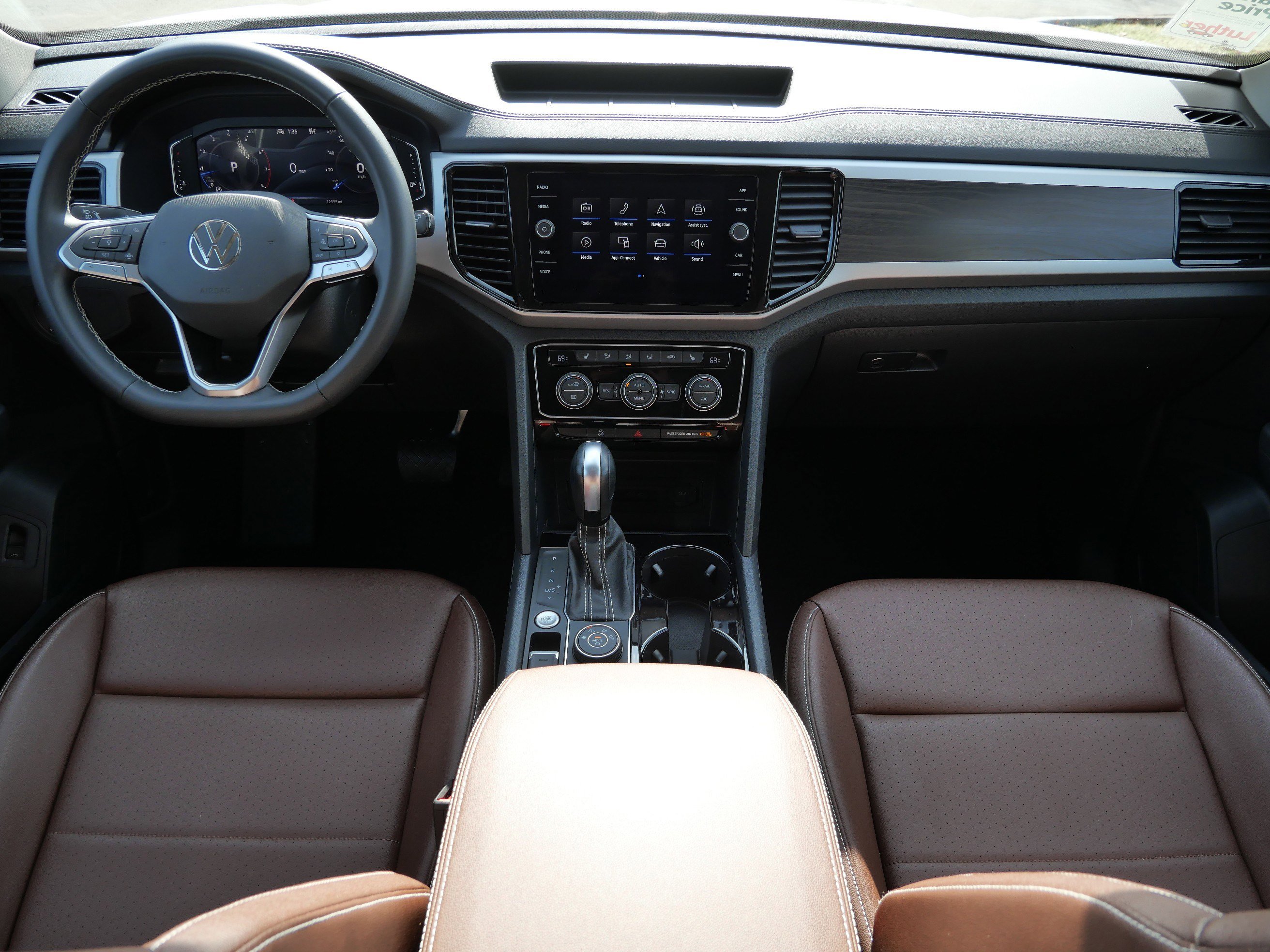 Certified 2023 Volkswagen Atlas SE w/ Black Wheel Package image 10