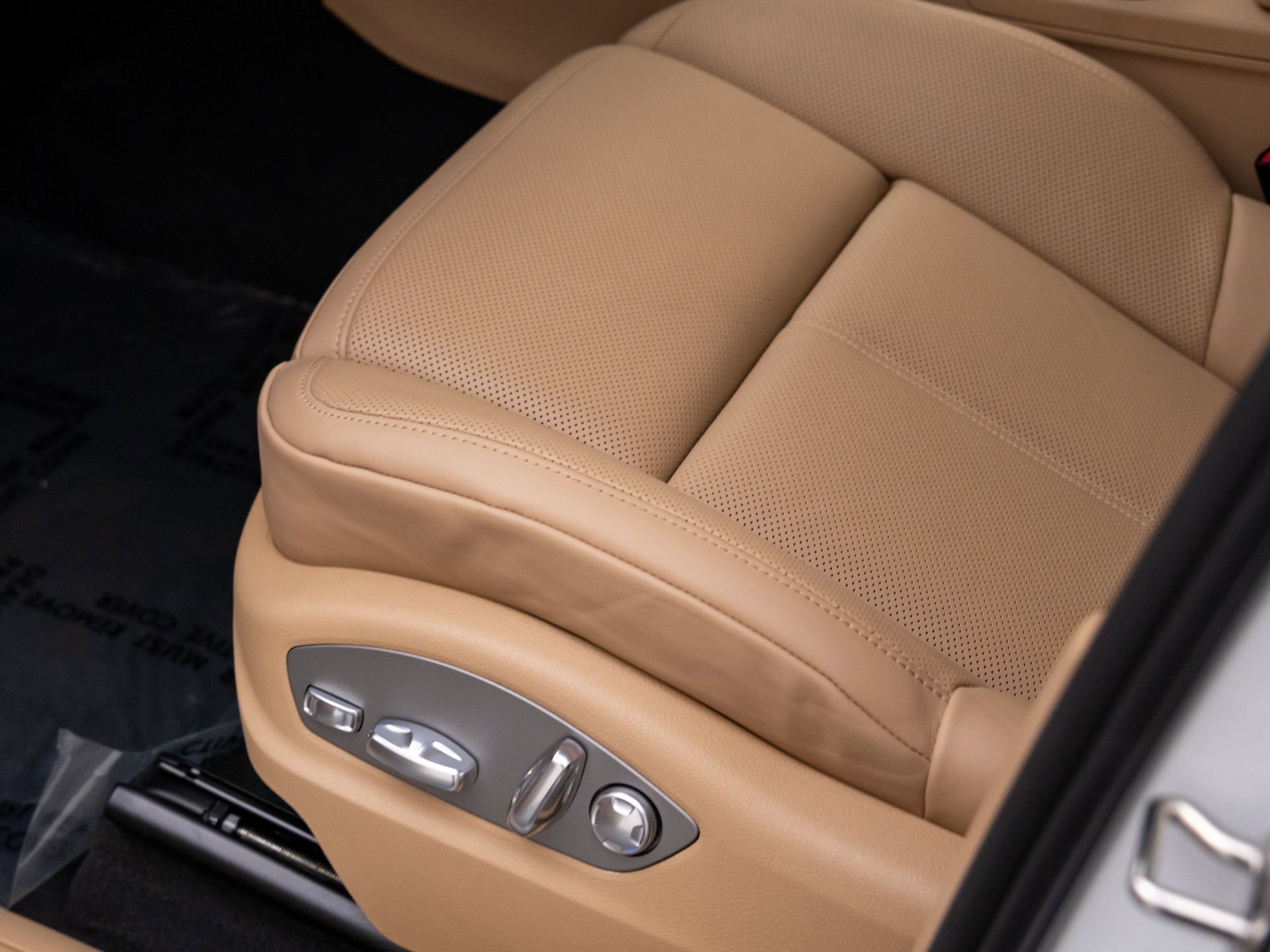 Certified 2025 Porsche Macan image 16