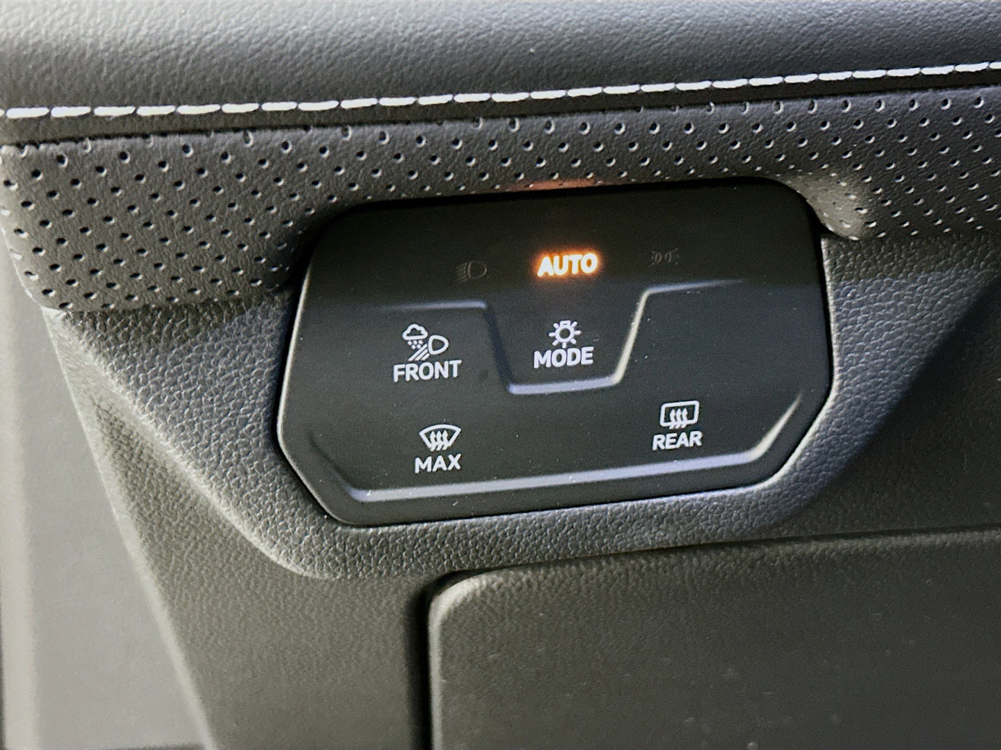 Used 2025 Volkswagen Atlas SE image 17