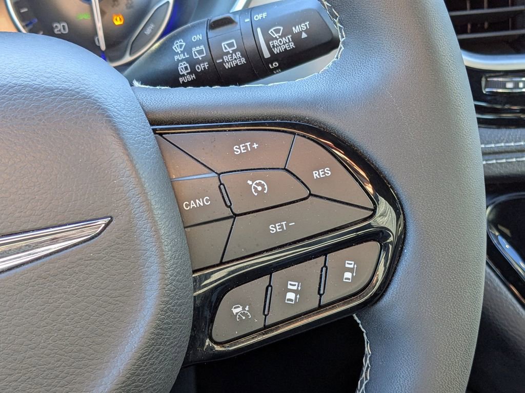 Used 2025 Chrysler Pacifica Limited FWD image 21