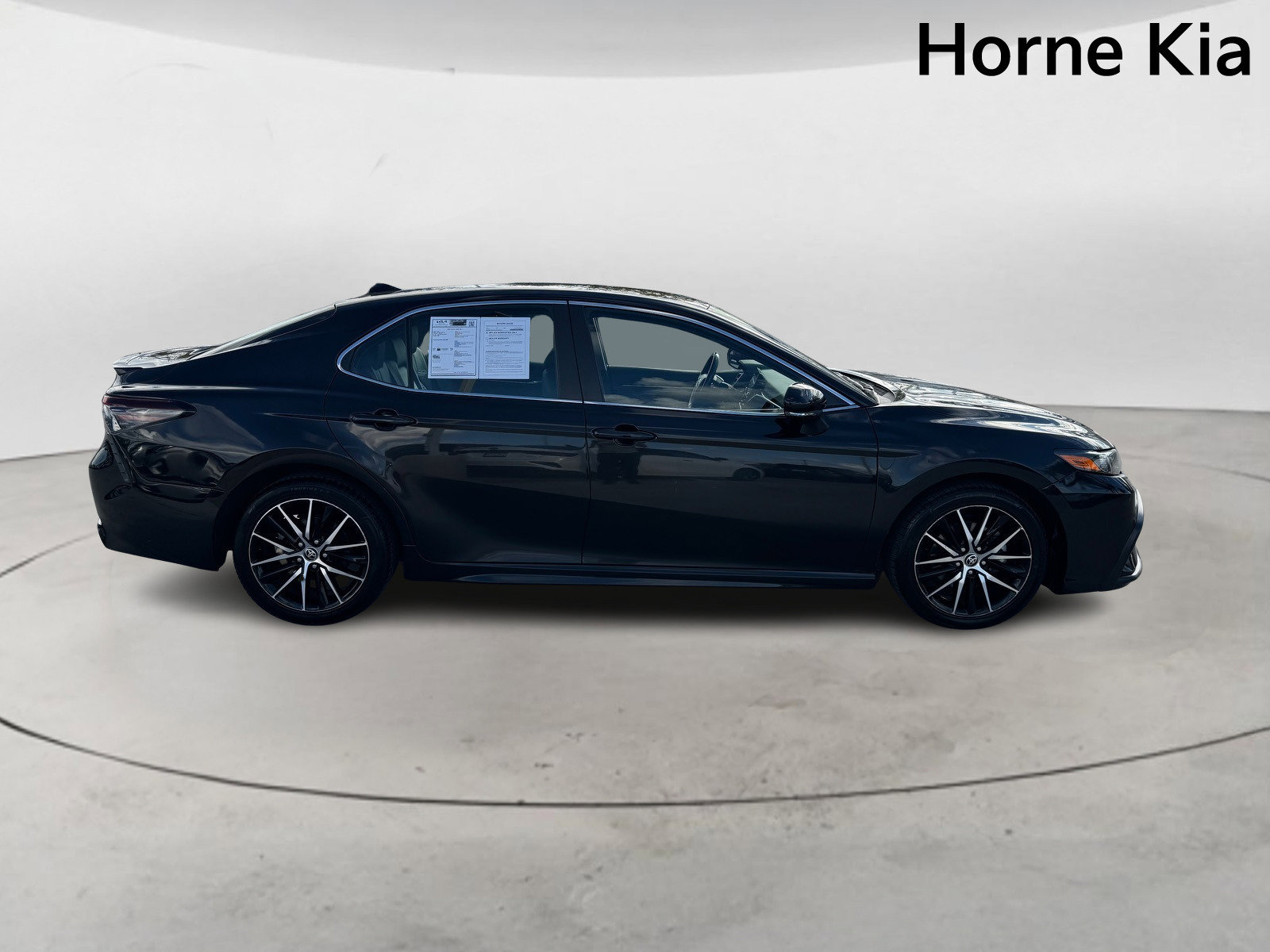 Used 2022 Toyota Camry SE image 3