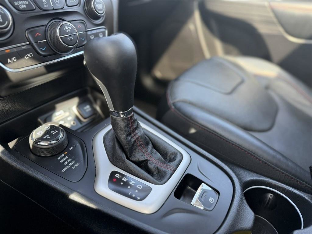 Used 2015 Jeep Cherokee Trailhawk w/ Comfort/Convenience Group image 33