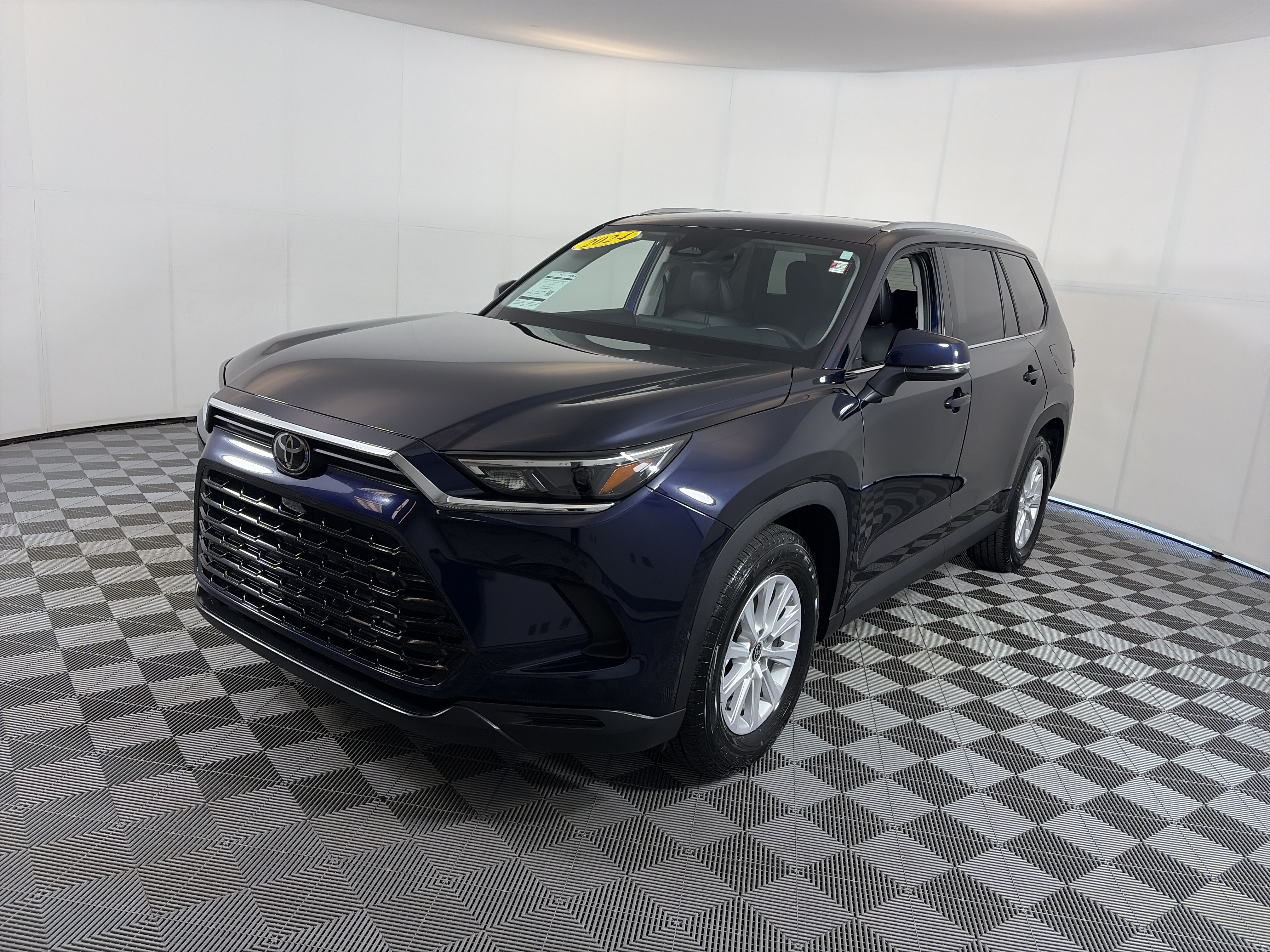 Used 2024 Toyota Grand Highlander AWD image 2