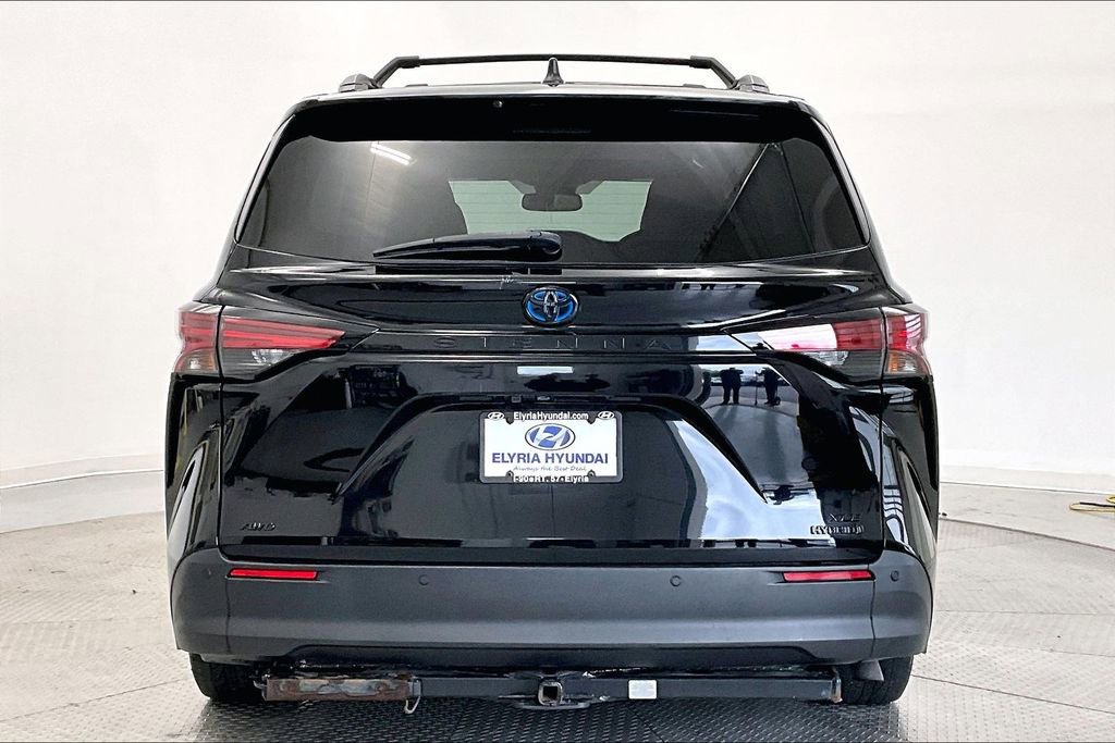 Used 2022 Toyota Sienna XLE Woodland Edition AWD/4WD image 4