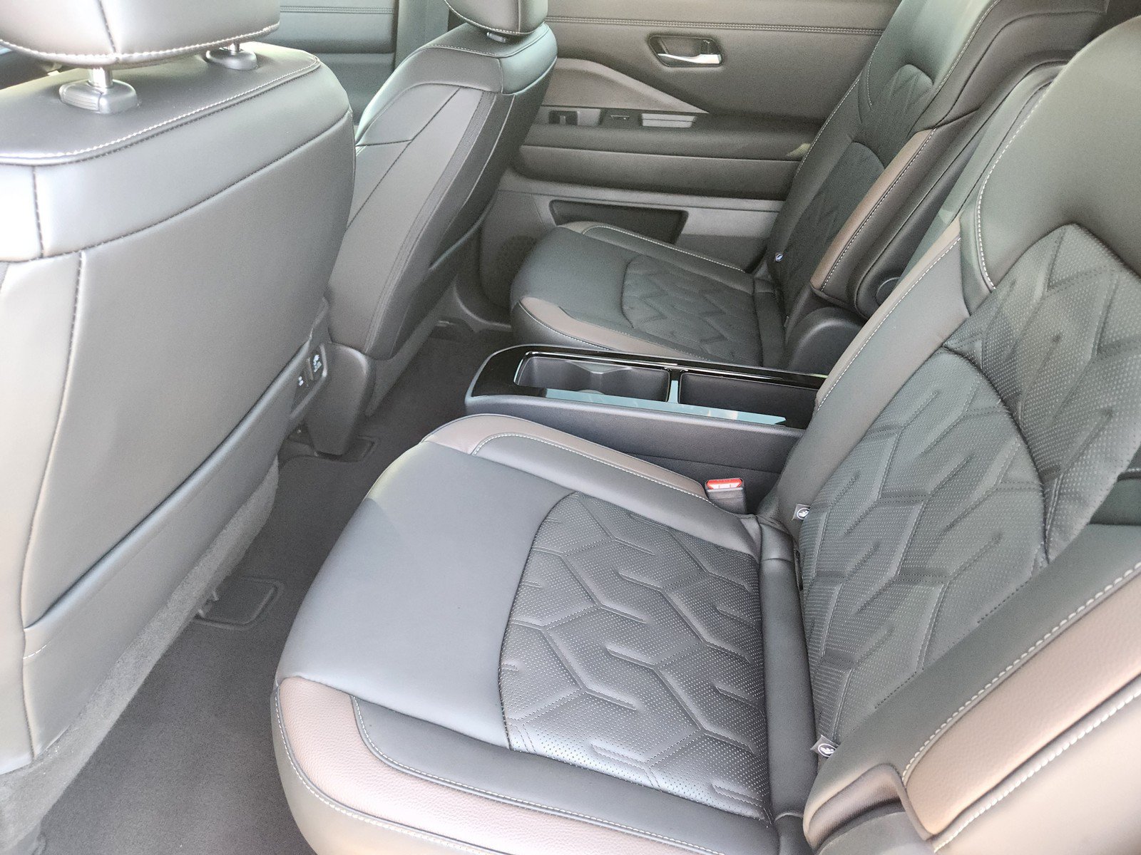 Used 2026 Nissan Pathfinder Platinum FWD image 12