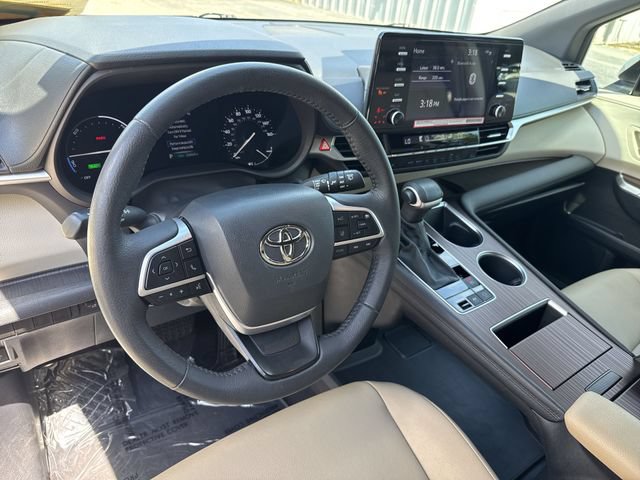 Used 2024 Toyota Sienna XLE FWD image 16