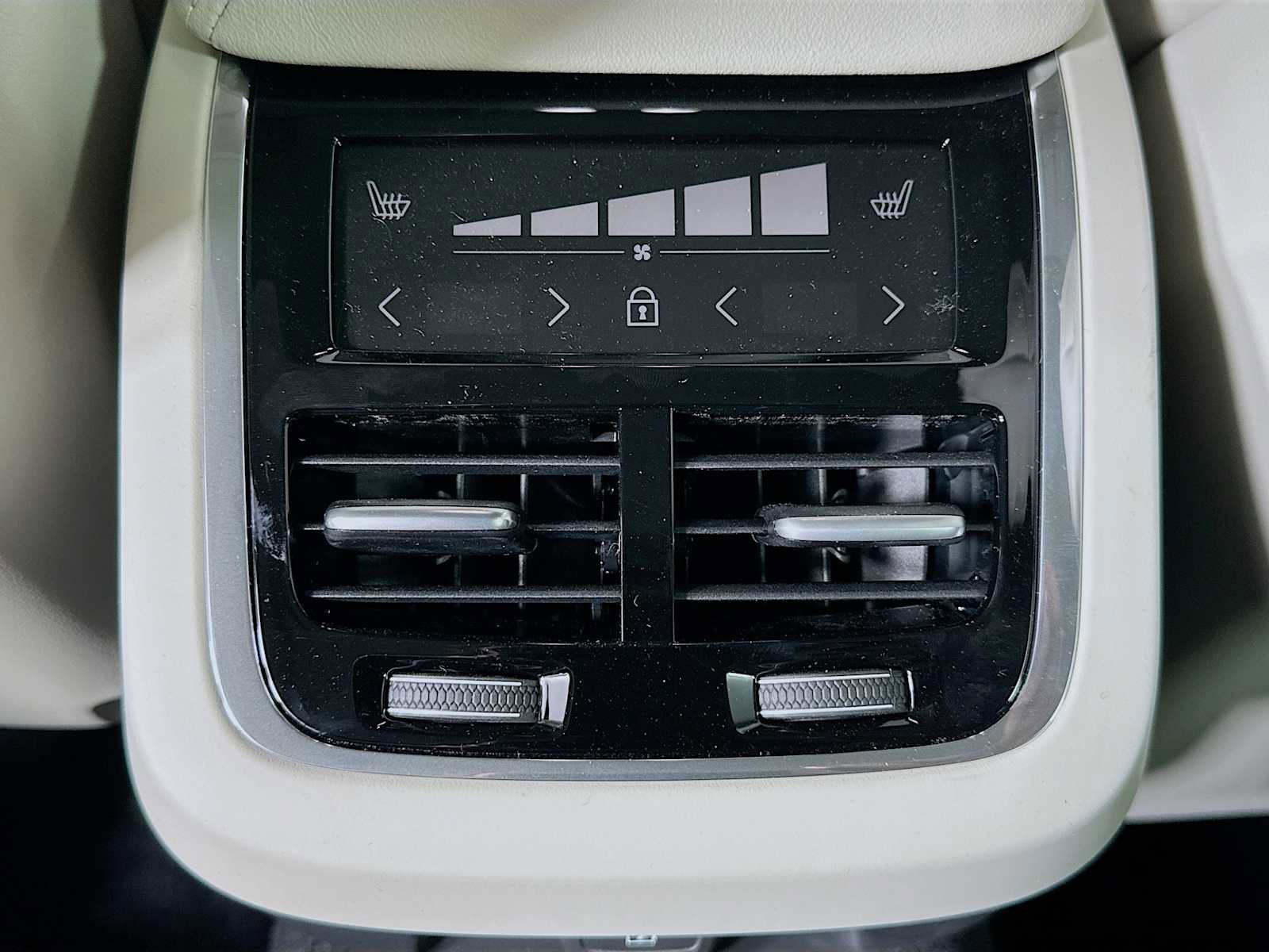 Used 2025 Volvo V60 B5 Cross Country Ultra w/ Climate Package image 23