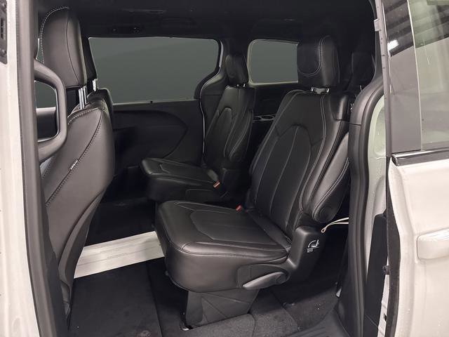 New 2026 Chrysler Pacifica Select w/ S Appearance Package image 28