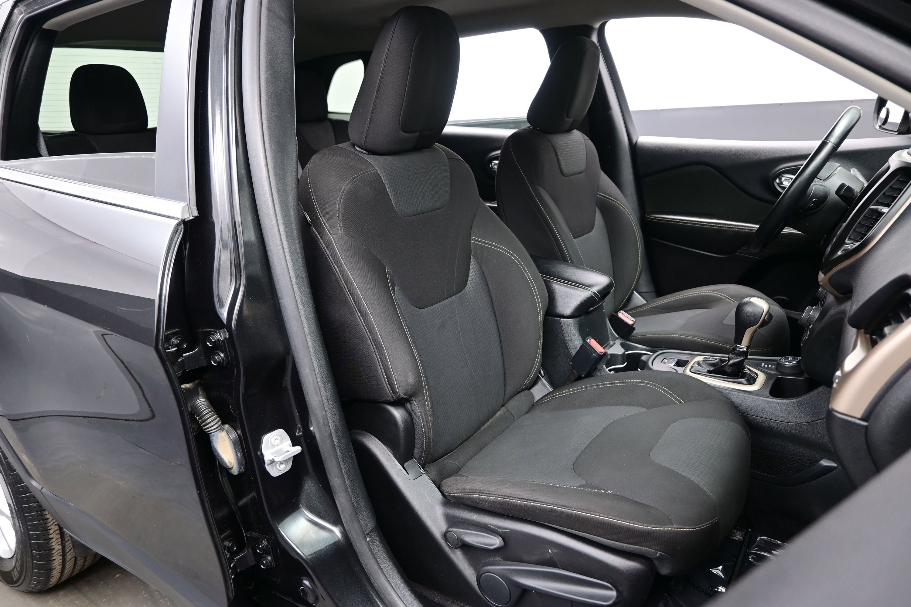 Used 2016 Jeep Cherokee Latitude w/ Comfort/Convenience Group image 13