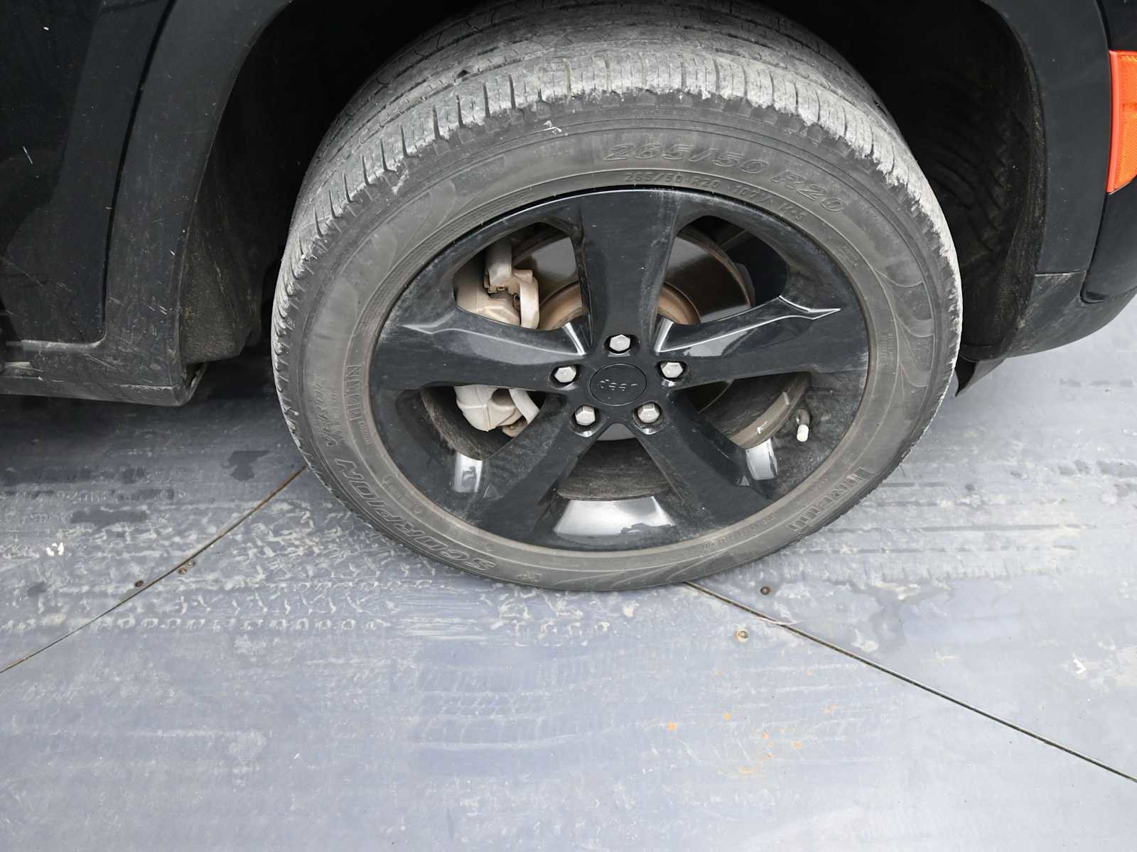 Used 2023 Jeep Grand Cherokee Limited w/ Black Appearance Package image 10