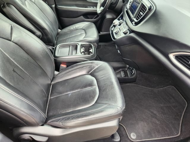 Used 2020 Chrysler Pacifica Touring-L w/ S Appearance Package FWD image 13