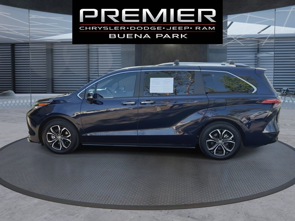 Used 2025 Toyota Sienna Platinum image 5