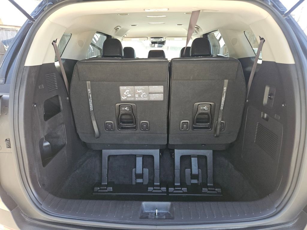 Used 2025 Kia Carnival image 24