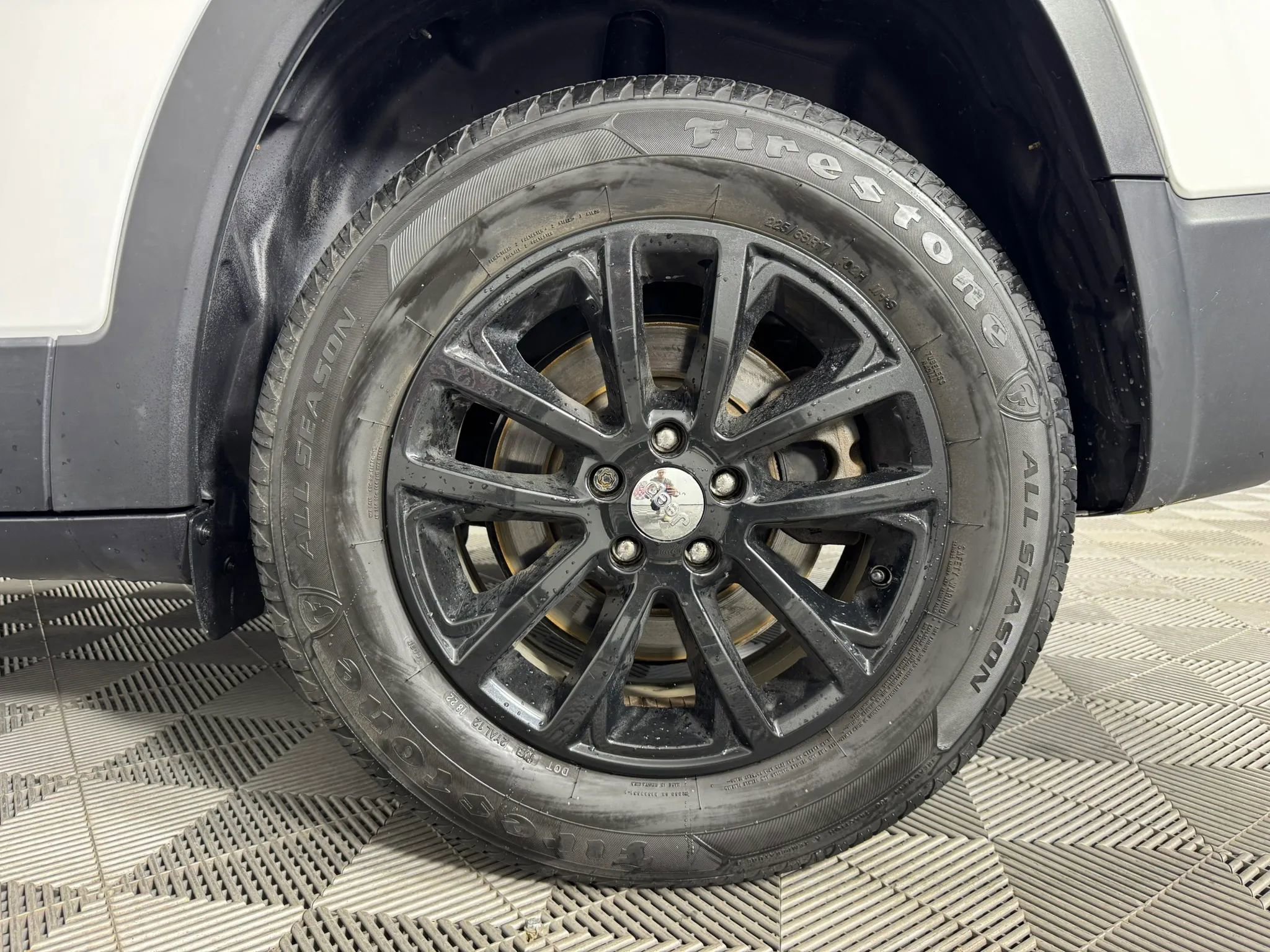 Used 2019 Jeep Cherokee Latitude w/ Cold Weather Group AWD/4WD image 41