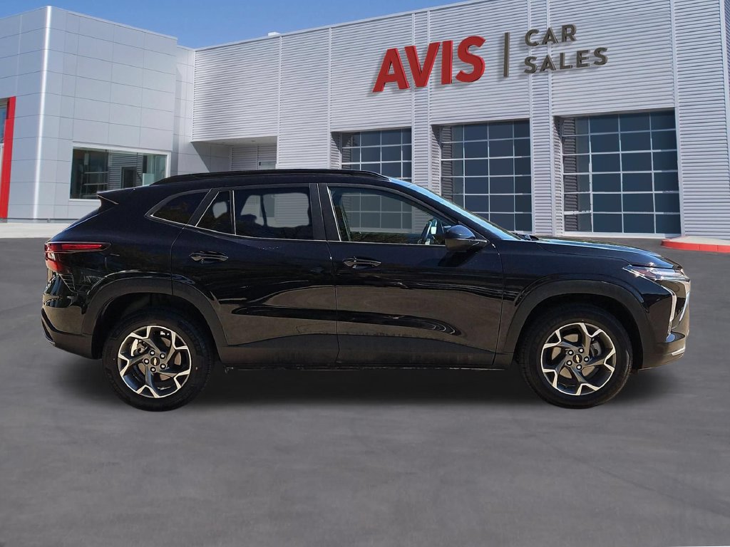 Used 2025 Chevrolet Trax LT w/ LT Convenience Package FWD image 5