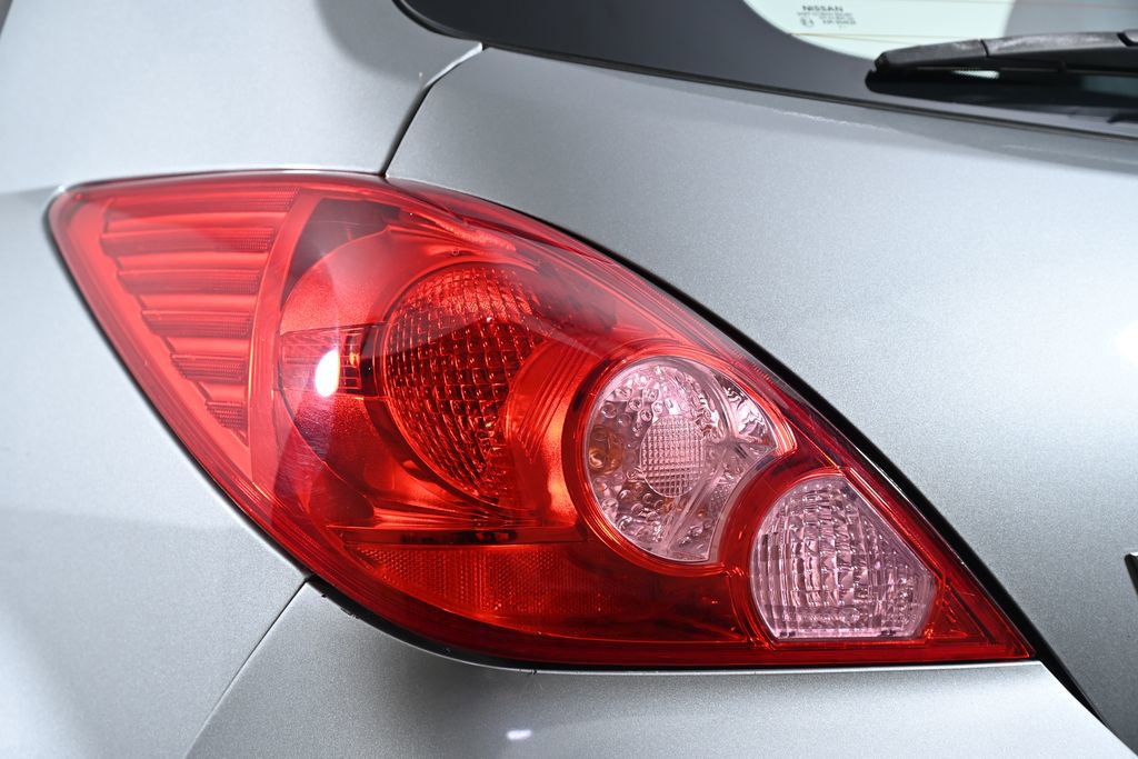 Used 2012 Nissan Versa Hatchback w/ SL Navigation Pkg FWD image 11