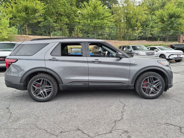 Used 2025 Ford Explorer ST-Line w/ ST-Line Street Pack AWD/4WD image 4
