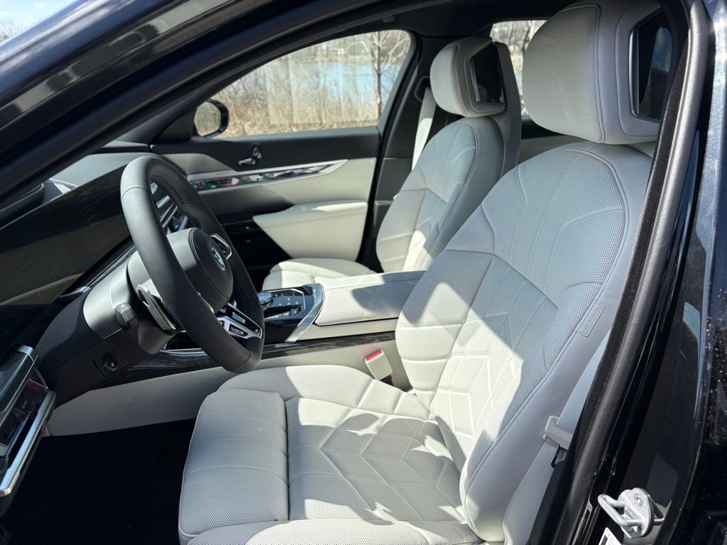 Used 2025 BMW i7 xDrive60 w/ Premium Package image 14