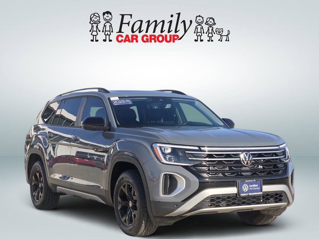 Used 2025 Volkswagen Atlas Peak Edition SE image 2