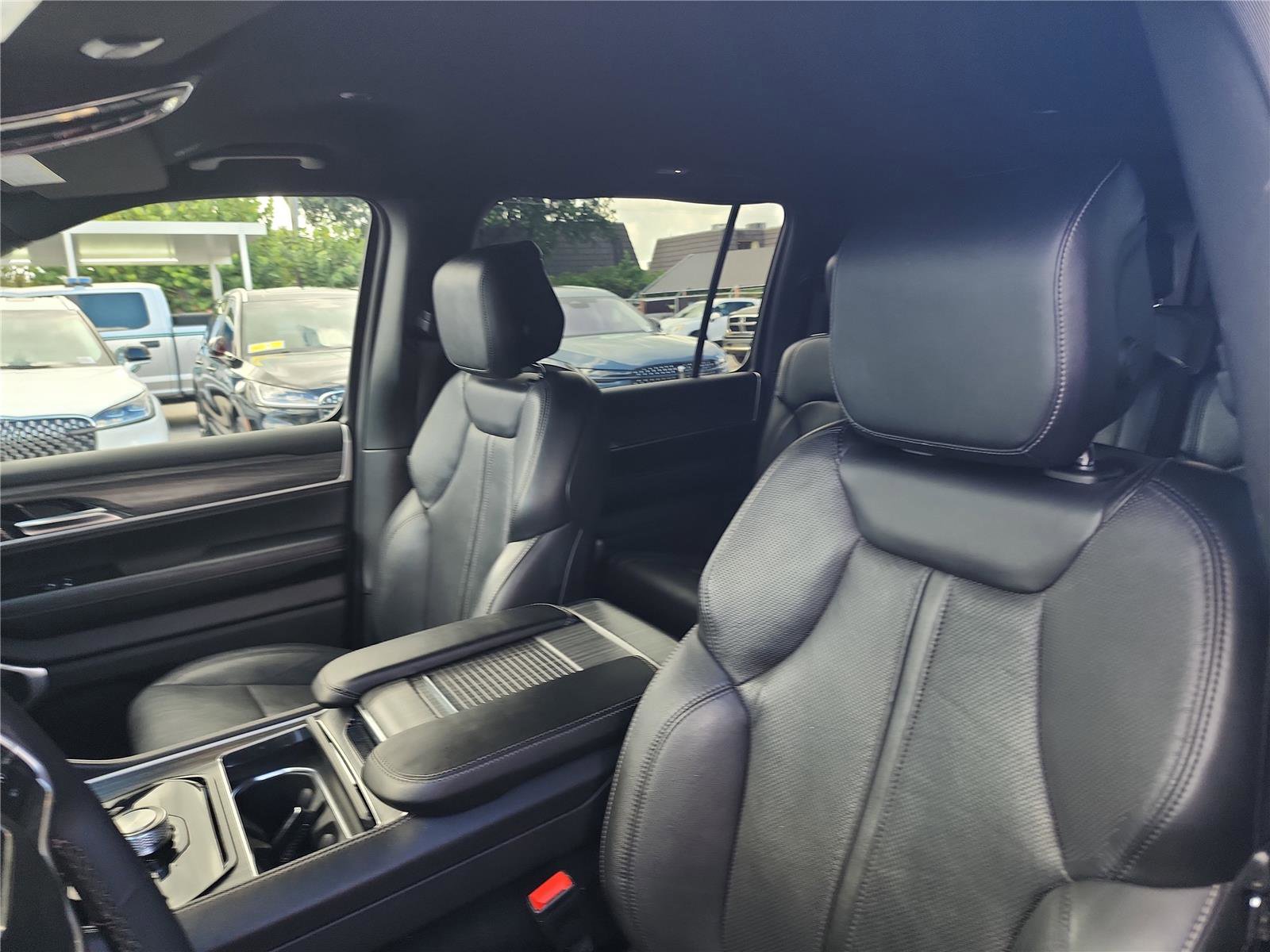 Used 2023 Jeep Wagoneer L Series II image 14