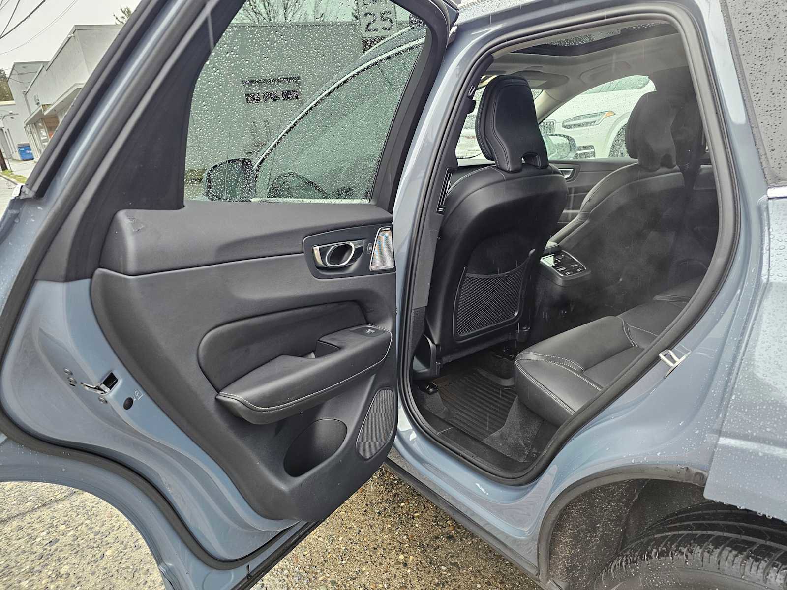 Certified 2023 Volvo XC60 B6 Ultimate w/ Protection Package Premier image 18