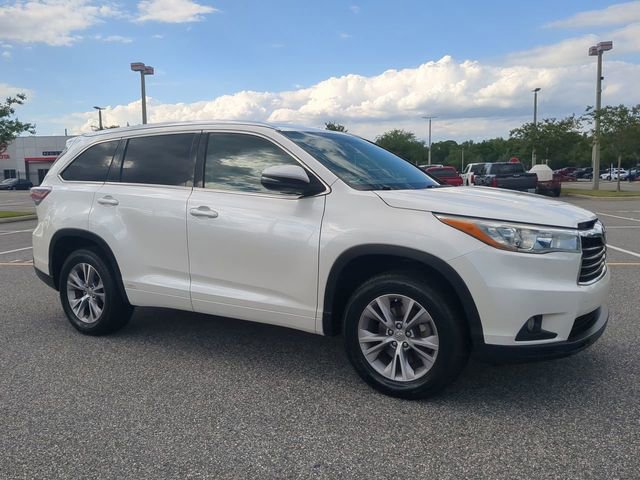 Used 2015 Toyota Highlander XLE FWD image 2