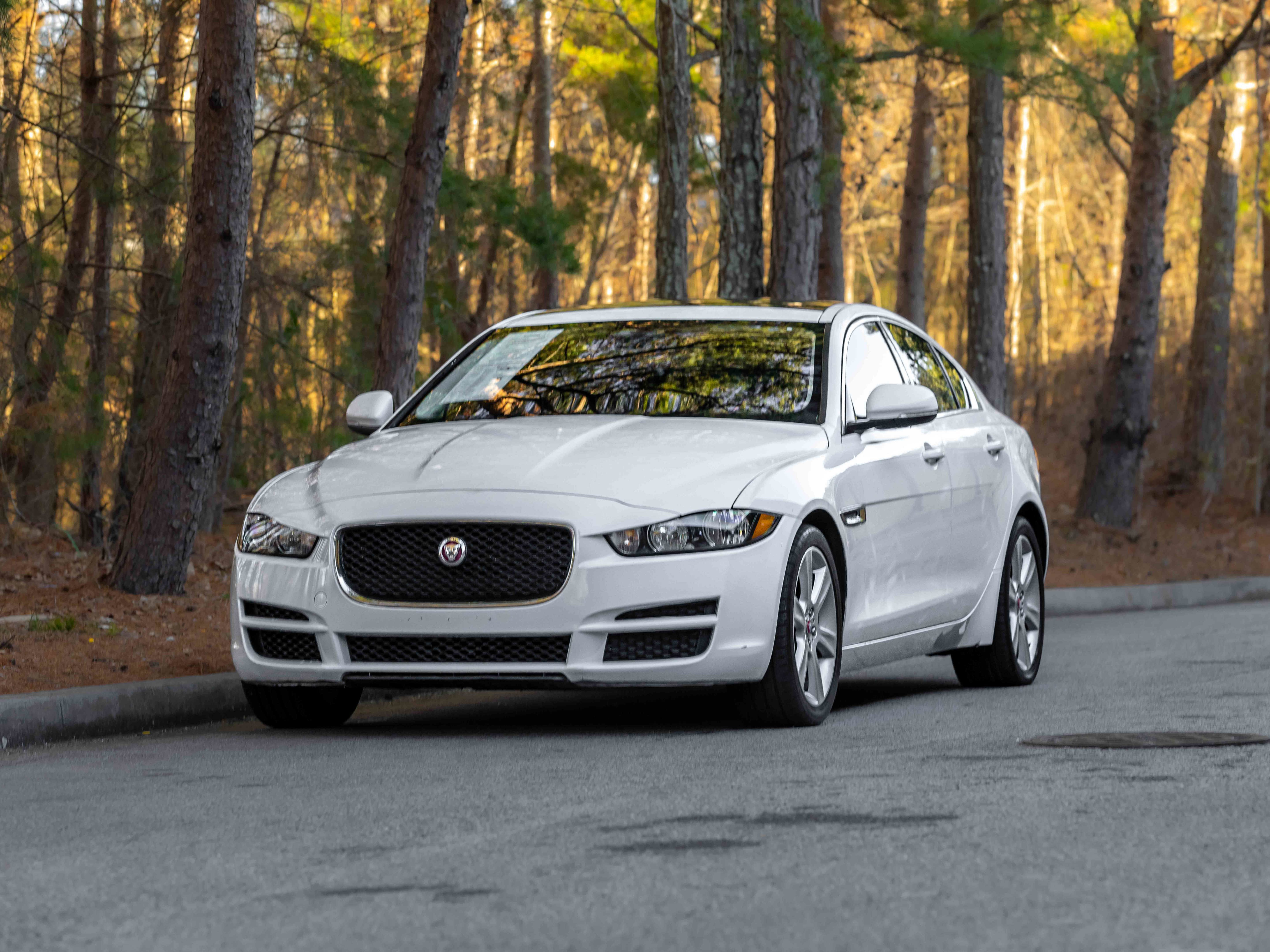 Used 2019 Jaguar XE Premium image 46