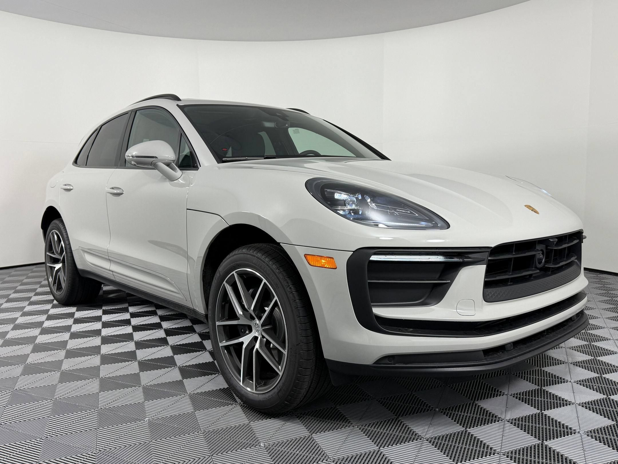 Certified 2026 Porsche Macan AWD/4WD image 7