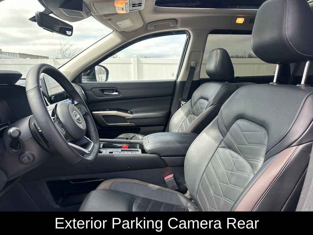 Used 2025 Nissan Pathfinder Platinum image 13