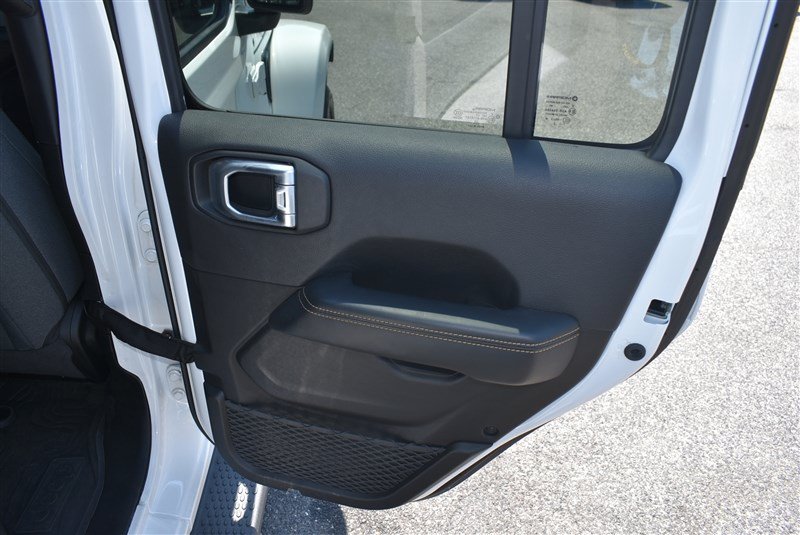 Used 2024 Jeep Wrangler Unlimited Sahara w/ Technology Group AWD/4WD image 30