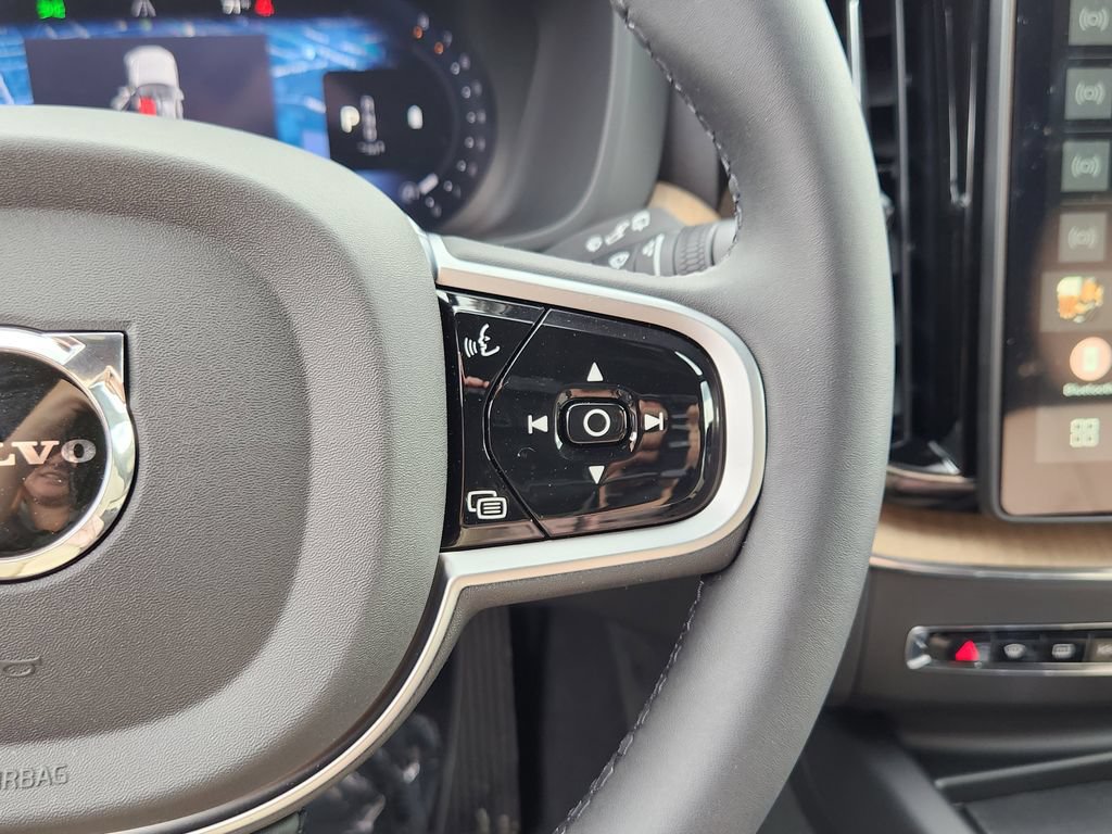 New 2026 Volvo XC60 B5 Plus w/ Protection Package Premier AWD/4WD image 18
