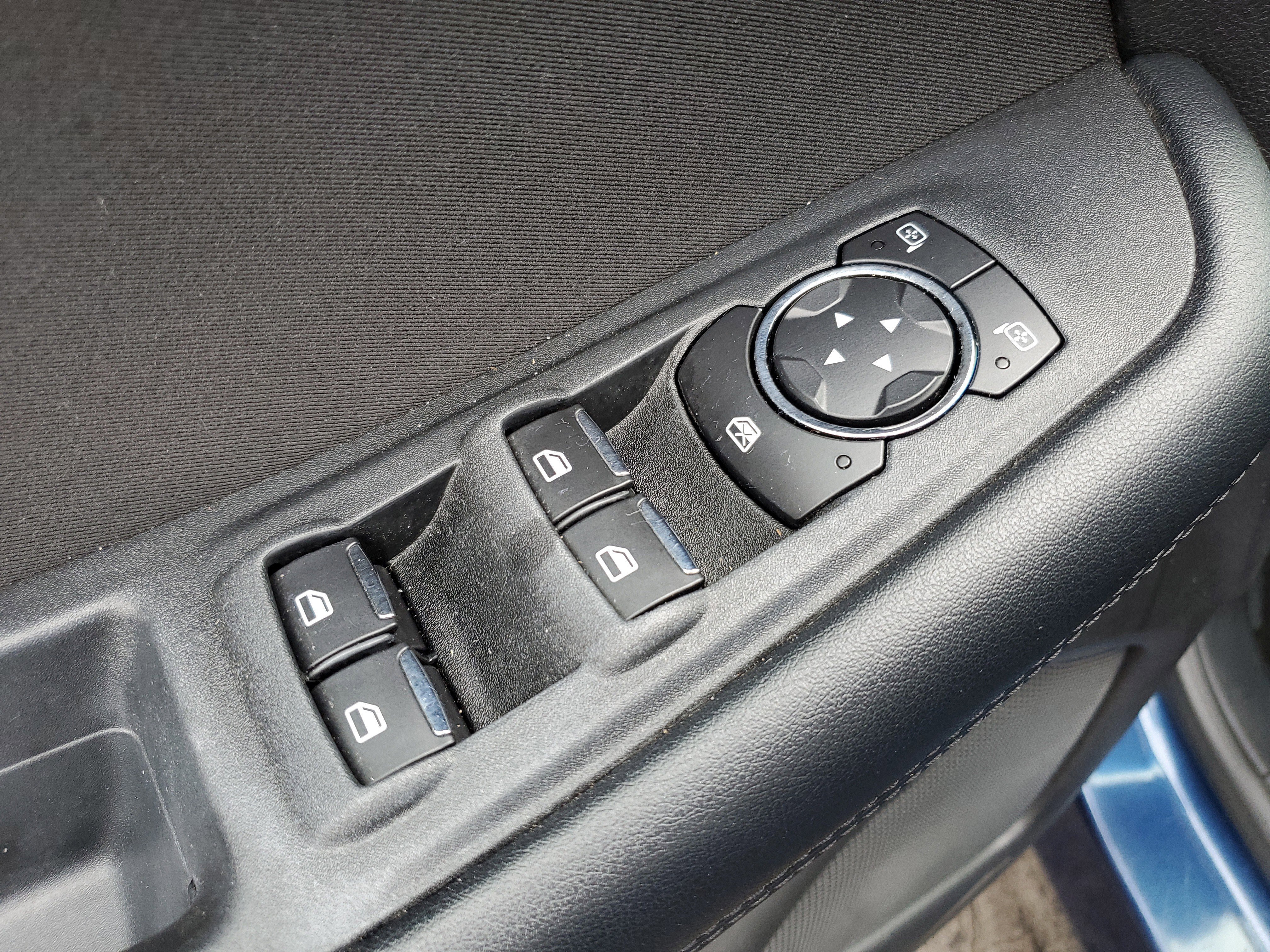 Used 2017 Ford Edge SE image 18