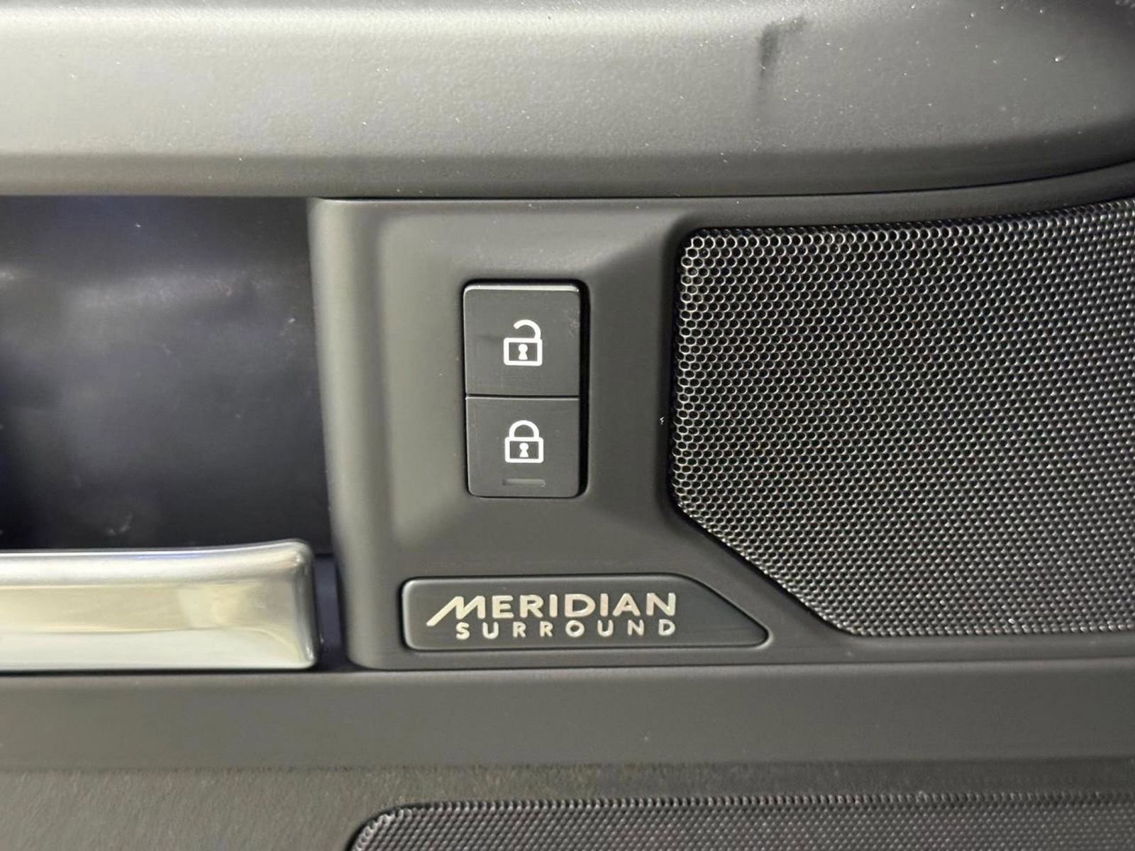 New 2026 Land Rover Defender 110 X-Dynamic SE image 24