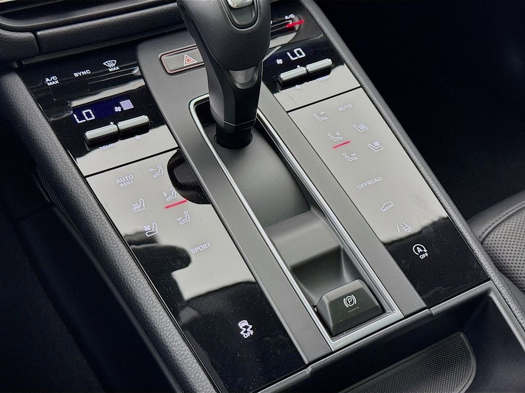 Certified 2025 Porsche Macan AWD/4WD image 23