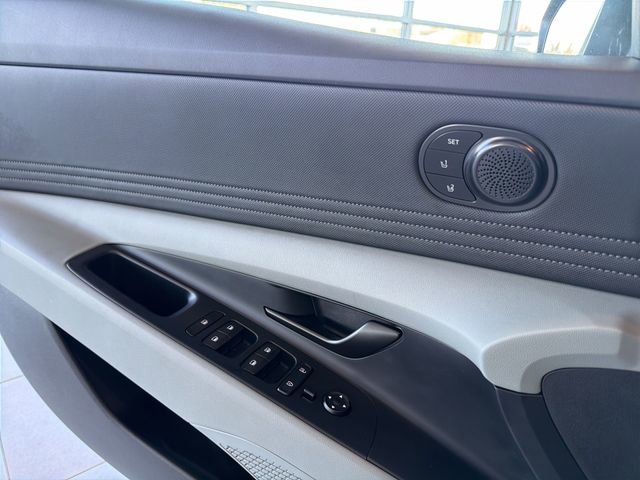 Used 2025 Hyundai Elantra Limited image 21