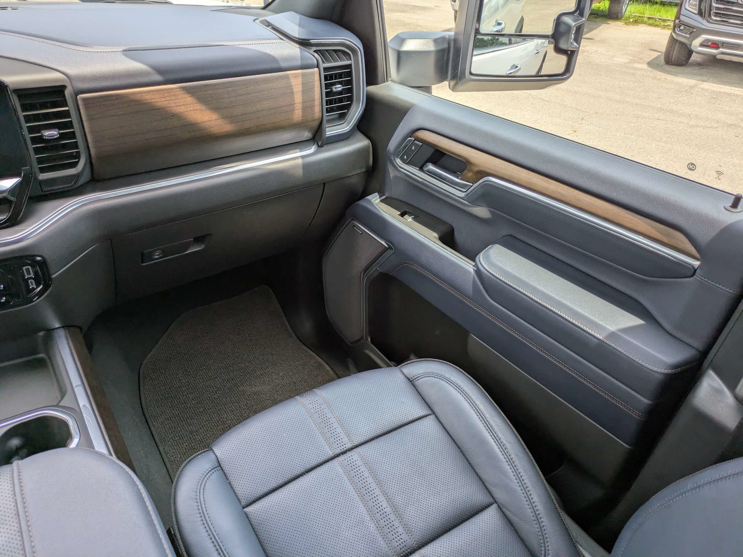 Used 2025 Chevrolet Silverado 3500 High Country w/ High Country Premium Package AWD/4WD image 17