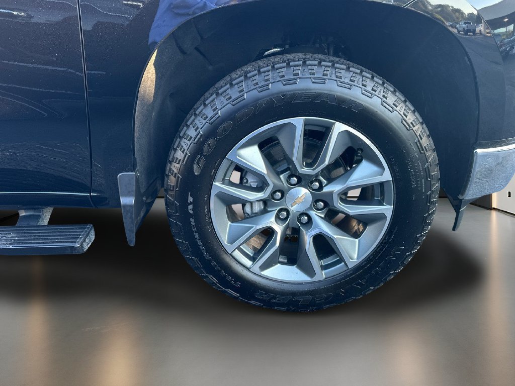 Used 2025 Chevrolet Silverado 1500 LT AWD/4WD image 12