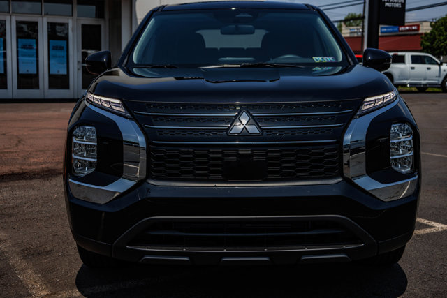 New 2025 Mitsubishi Outlander ES image 2