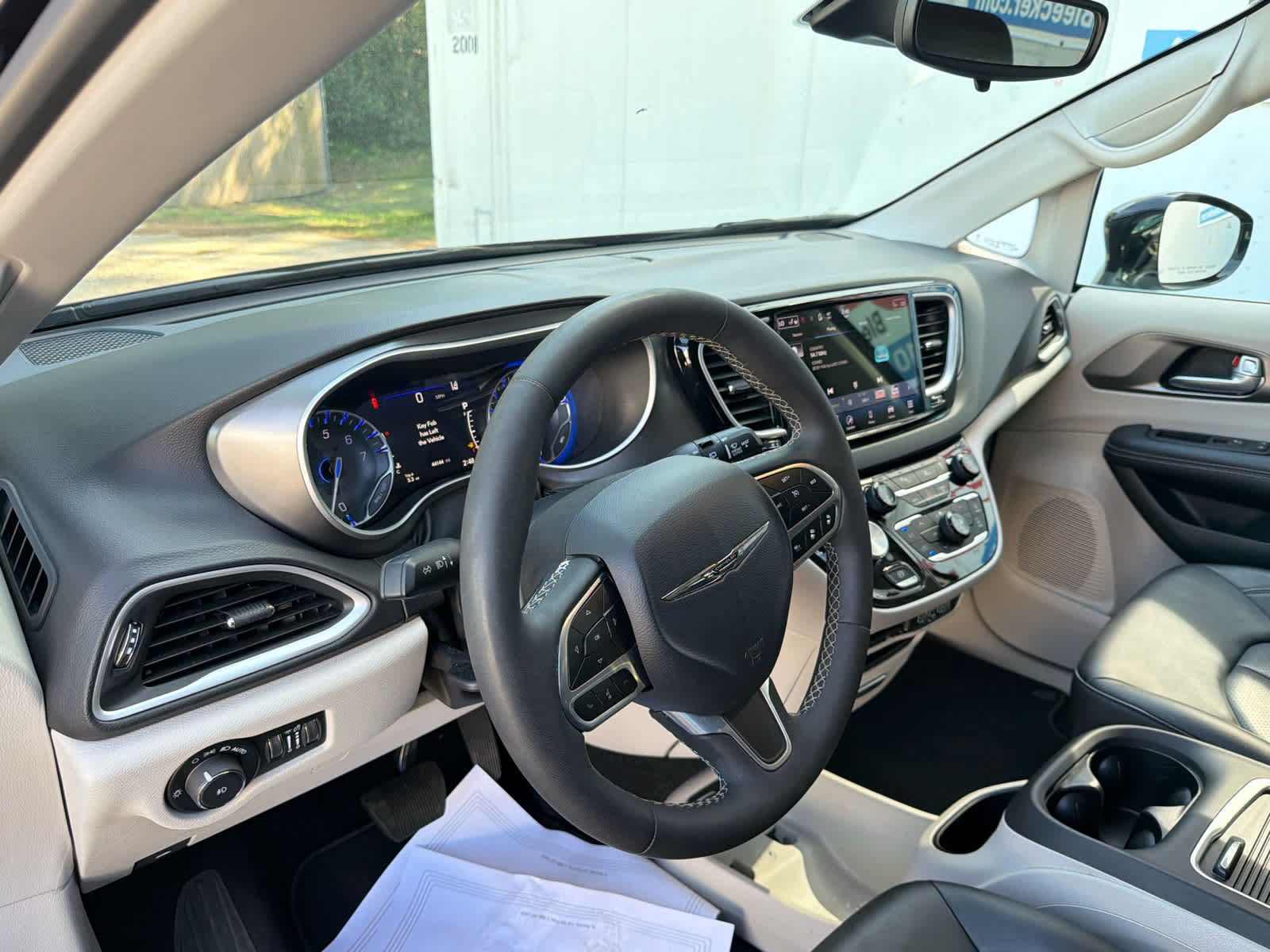 Used 2024 Chrysler Pacifica Touring-L FWD image 21