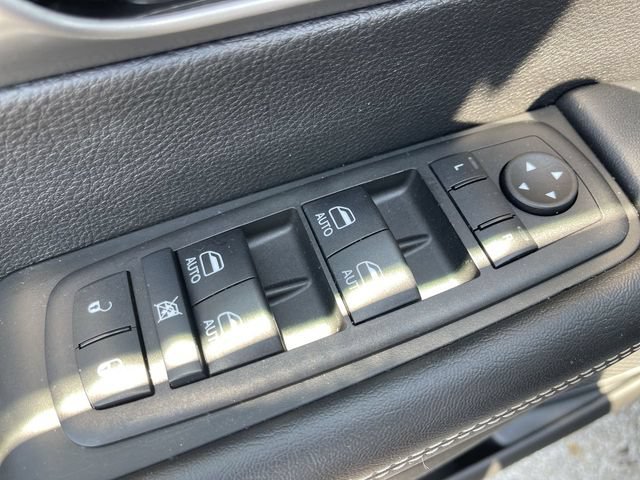 Used 2025 Chrysler Pacifica Select FWD image 13