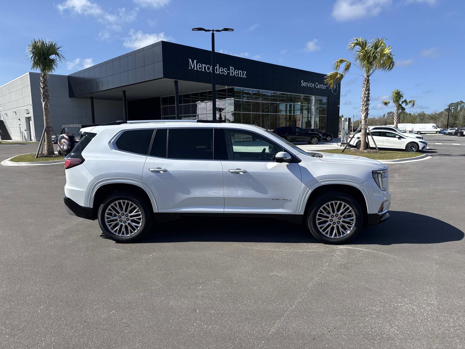 Used 2024 GMC Acadia Denali image 2