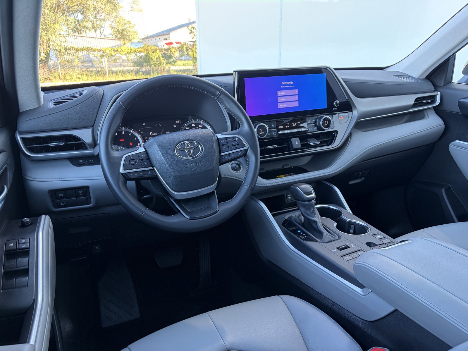 Used 2025 Toyota Highlander XLE AWD/4WD image 11