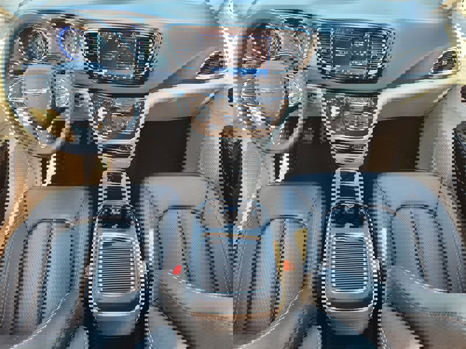 Used 2024 Chrysler Pacifica Touring-L image 25