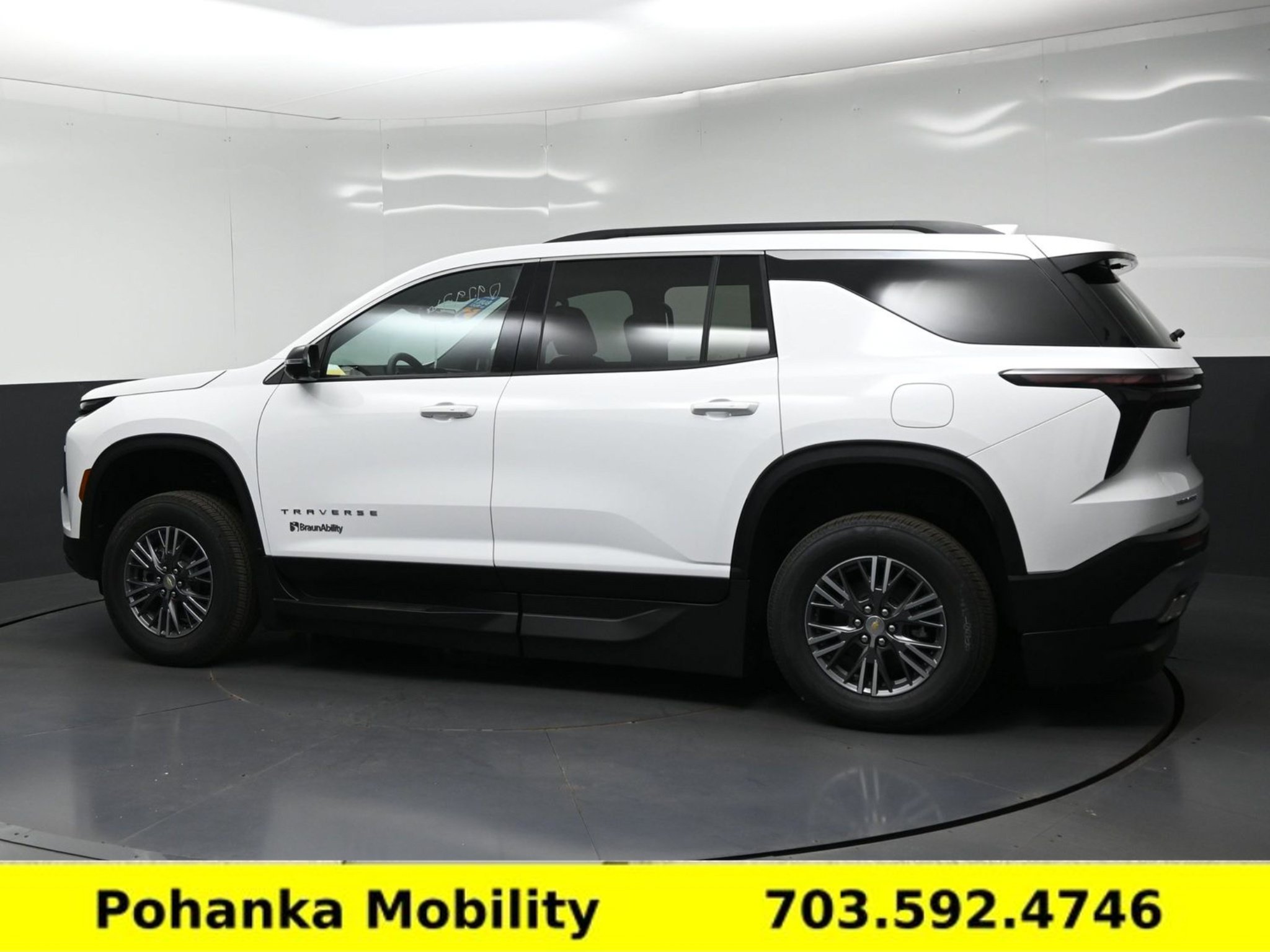 Used 2026 Chevrolet Traverse LT w/ Driver Confidence Package FWD image 4
