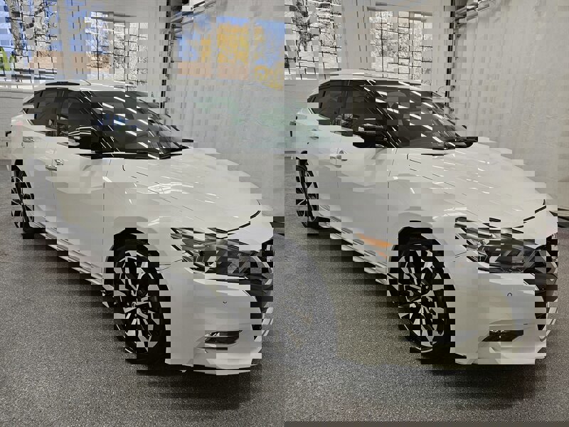 Used 2018 Nissan Maxima SR w/ Interior Lighting Package image 3